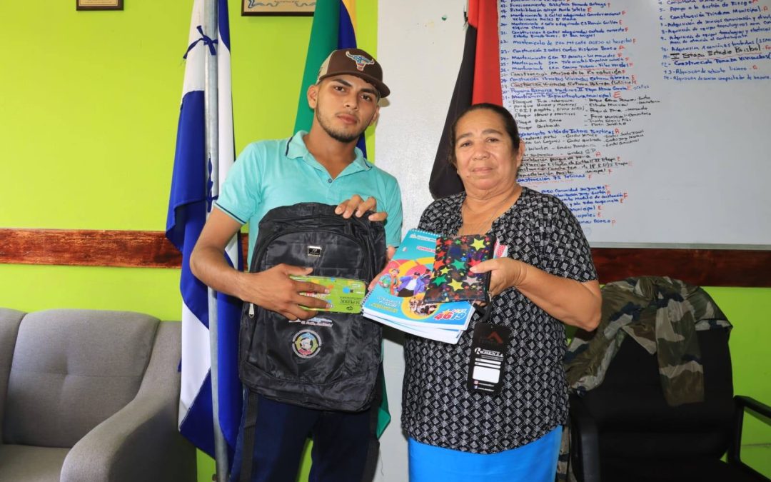 Entrega de paquetes escolares a protagonistas de la Educación de Jóvenes y Adultos (EDJA),