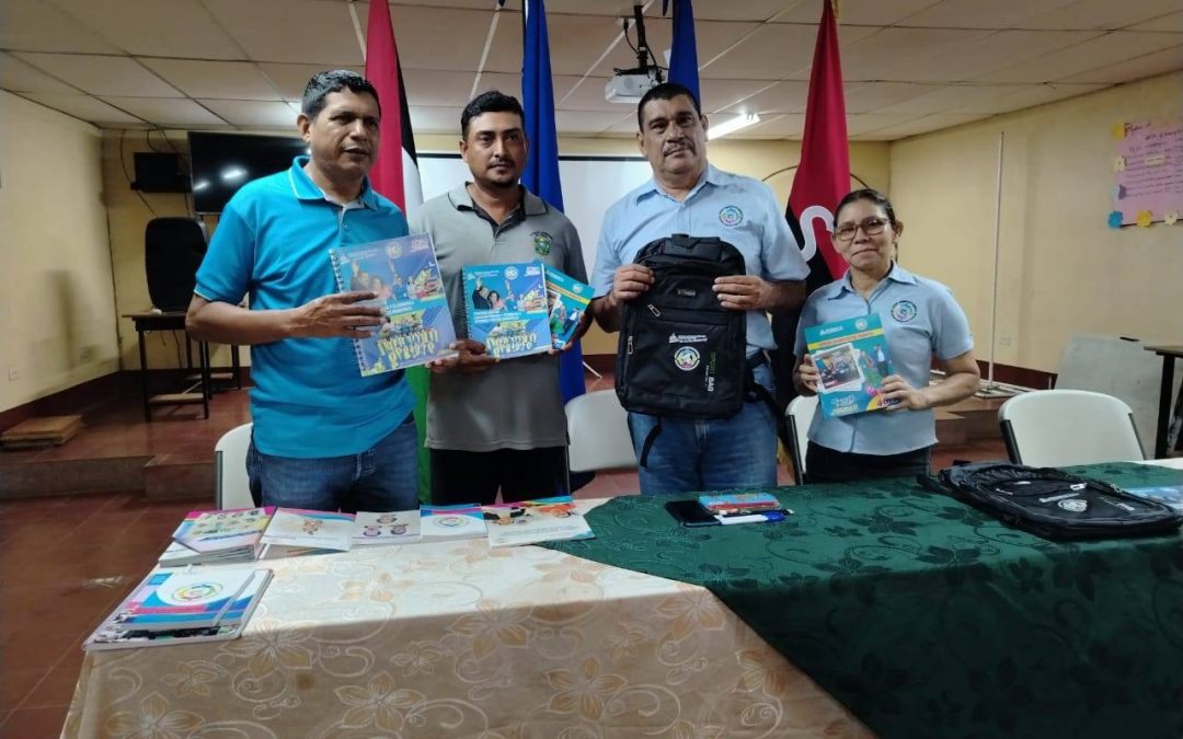 Entrega de útiles escolares a estudiantes de la Educación de Jóvenes y Adultos (EDJA)